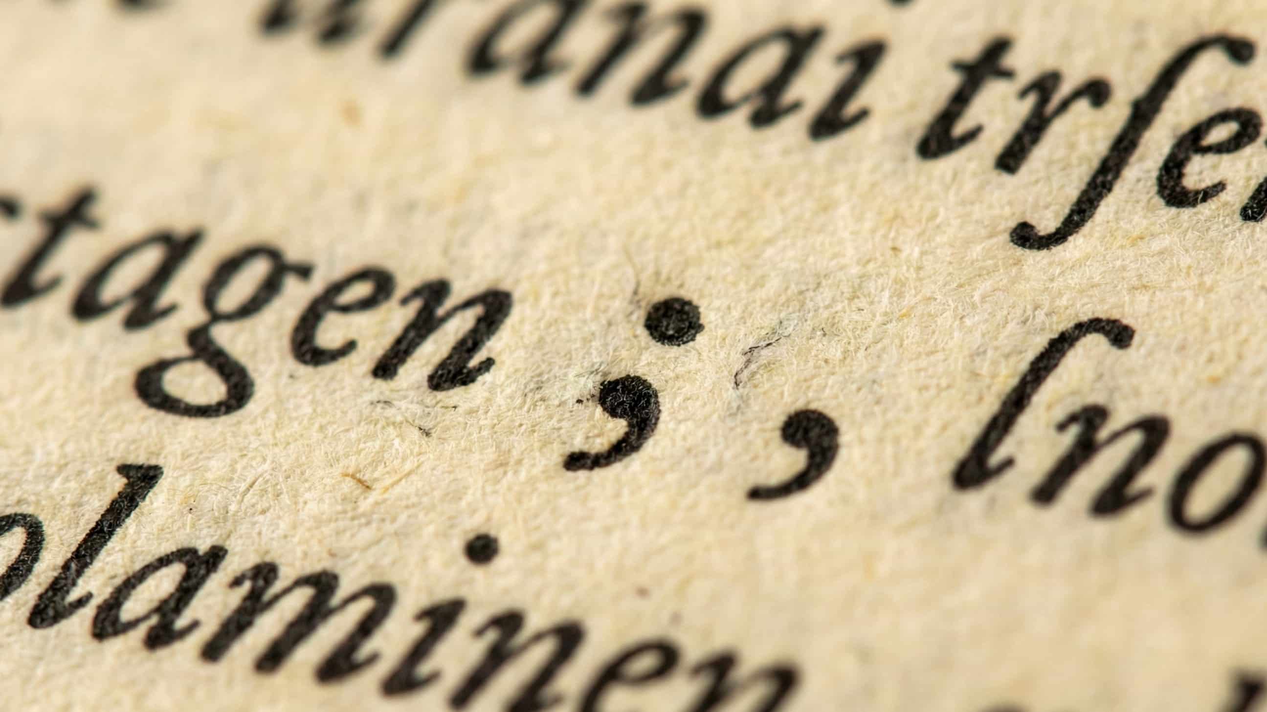 Dettaglio macroscopico: la nitidezza del carattere aldino e l'introduzione della moderna punteggiatura, come il punto e virgola.