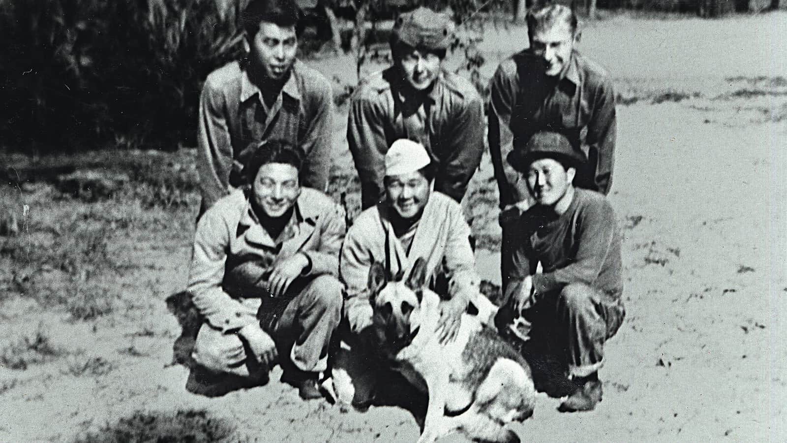 Raymond Nosaka, seduto dietro al cane, era uno dei 25 soldati nippo-americani selezionati per un esperimento razzista condotto dall'esercito statunitense su un'isola del Mississippi durante la seconda guerra mondiale.