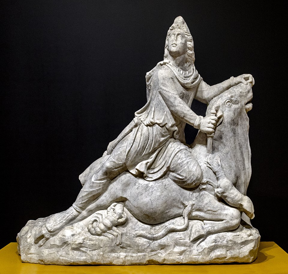 La divinità Mitra che sacrifica un toro (tauroctonia), simbolo di morte e risurrezione. Scultura del II secolo d.C. in marmo bianco, rinvenuta nella località di Cabra, in Andalusia. Ritrovata nel 1951.