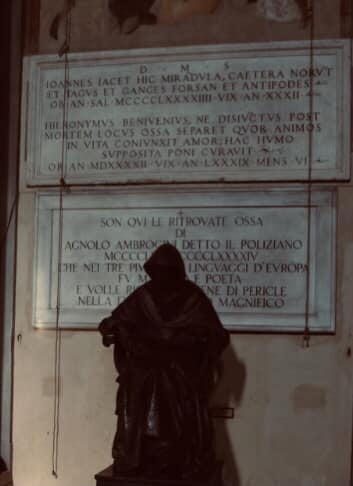 Lapide della tomba di Giovanni Pico della Mirandola e Angelo Poliziano nella chiesa di San Marco a Firenze.