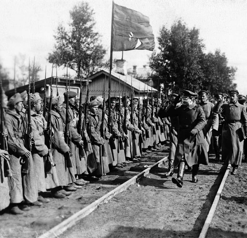 Il comandante dell'Armata Rossa Leon Trotsky saluta i soldati vicino all'odierna San Pietroburgo nel 1919.