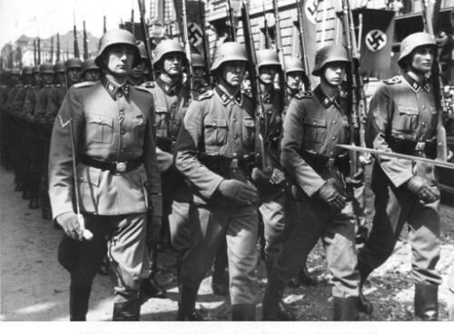 Immagine di copertina per l'articolo Uniformi SS e Motti: Storia dell'estetica del nazismo