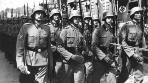 Copertina: Hugo Boss ha disegnato le divise delle SS? Storia dell'uniforme nazista
