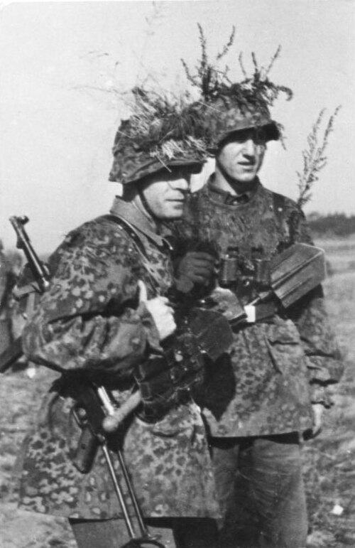 Soldati delle Waffen-SS in tenuta mimetica